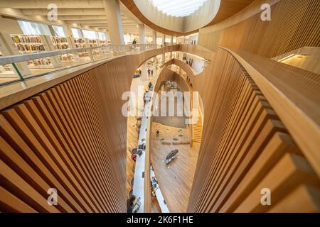 7 2022 ottobre - Calgary, Alberta - interno della nuova Calgary Central Library Foto Stock