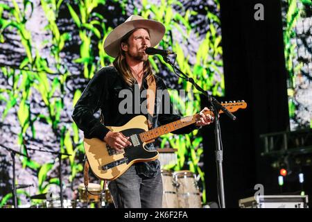 Lukas Nelson suona dal vivo presso Farm Aid a Raleigh, NC. Foto Stock