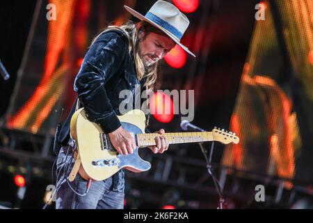 Lukas Nelson suona dal vivo presso Farm Aid a Raleigh, NC. Foto Stock