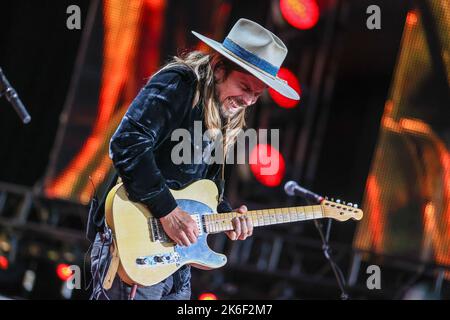 Lukas Nelson suona dal vivo presso Farm Aid a Raleigh, NC. Foto Stock