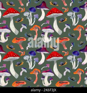 Motivo acquerello senza cuciture di funghi su campo bianco. Russula, mosca agarica, finferli, toadstools, lumaca. Fungo velenoso. Design per tessuti, pa Foto Stock