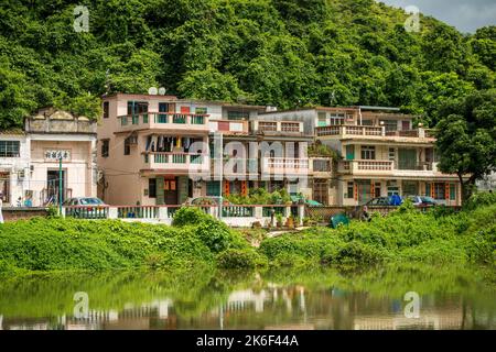 Case tradizionali cinesi del villaggio e un piccolo tempio vicino ad una piccola laguna, Nam Chung, New Territories, Hong Kong, 2012 Foto Stock