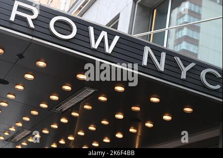 New York, Stati Uniti. 13th Ott 2022. Vista esterna del Row NYC Hotel a Times Square, designato dal sindaco di New York come secondo centro di soccorso per i richiedenti asilo in arrivo dal Texas, New York, NY, 13 ottobre 2022. New York City sta attualmente costruendo una tenda di soccorso sull'isola di Randall; si stima che negli ultimi mesi siano arrivati più di 18.000 richiedenti asilo. (Foto di Anthony Behar/Sipa USA) Credit: Sipa USA/Alamy Live News Foto Stock