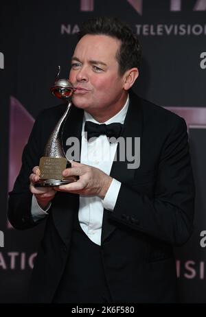 Ottobre 13th, 2022. Londra, Regno Unito. Stephen Mulhern nella sala stampa dopo aver accettato il premio TV Presenter per conto di ANT e Dec ai National Television Awards 2022, Wembley Arena. Credit: Doug Peters/EMPICS/Alamy Live News Foto Stock