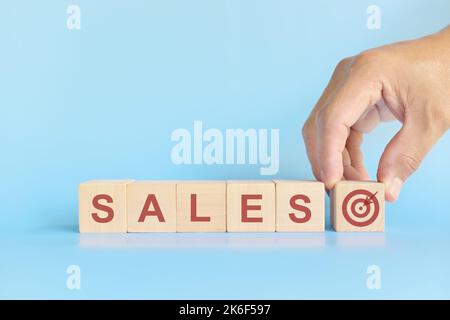 Concetto commerciale di vendita di obiettivo. Testo tipografico piatto giacitura su sfondo blu. Foto Stock