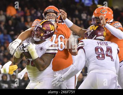 Chicago, Stati Uniti. 13th Ott 2022. Washington Commanders Defensive Tackle Jonathan Allen (93) effettua un'intercettazione contro gli orsi di Chicago al Soldier Field di Chicago giovedì 13 ottobre 2022. Foto di Mark Black/UPI Credit: UPI/Alamy Live News Foto Stock