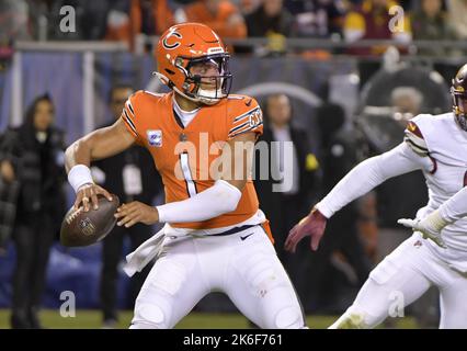 Chicago, Stati Uniti. 13th Ott 2022. Justin Fields (1) cerca un ricevitore aperto contro i Washington Commanders al Soldier Field di Chicago giovedì 13 ottobre 2022. Foto di Mark Black/UPI Credit: UPI/Alamy Live News Foto Stock