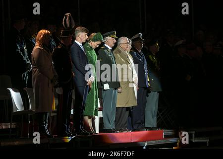 Il principe Emmanuel, la regina Mathilde del Belgio, il re Filippo - Filip del Belgio e il re Alberto II del Belgio hanno ritratto durante la cerimonia di apertura dell'anno accademico 2022-2023 della Royal Military School (KMS), a Bruxelles, giovedì 13 ottobre 2022. I nuovi studenti, tra cui il Principe Gabriele, fanno la loro solenne entrata e il Re consegna anche il degen del Re al Vice-tenente Jasper Mathys. BELGA FOTO HATIM KAGHAT Foto Stock