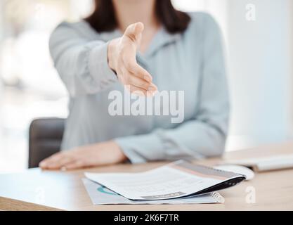 Handshake per colloqui di lavoro, processo di assunzione delle risorse umane e CV o mano di curriculum del candidato per la riunione di promozione dei dipendenti dell'ufficio. Assunzione di risorse umane Foto Stock