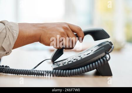 Mano del receptionist al telefono, persona contattaci in ufficio e la comunicazione al banco di assistenza. Rispondere alla chiamata del cliente in azienda, assistente in Foto Stock