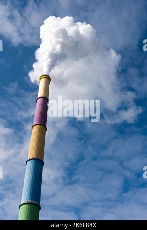 Un camino bianco da fumo zecca di una centrale elettrica in una giornata di sole Foto Stock