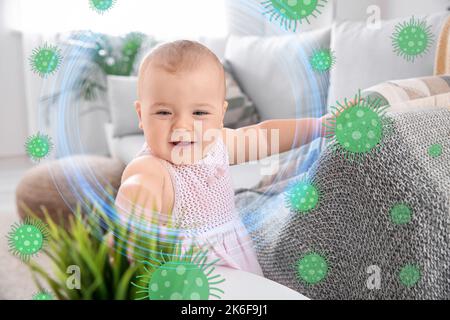 Piccolo bambino carino a casa. Concetto di forte immunità Foto Stock