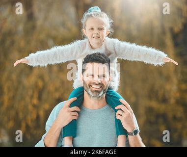 Un padre è un amore per le figlie. un padre che trascorre del tempo all'aperto con la sua figlia. Foto Stock