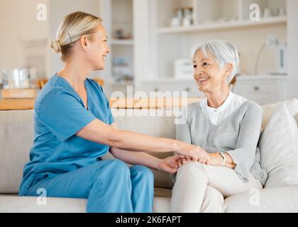 Entrano così in profondità nelle loro chiacchierate l'una con l'altra. un'infermiera che si prende cura di una donna anziana a casa. Foto Stock