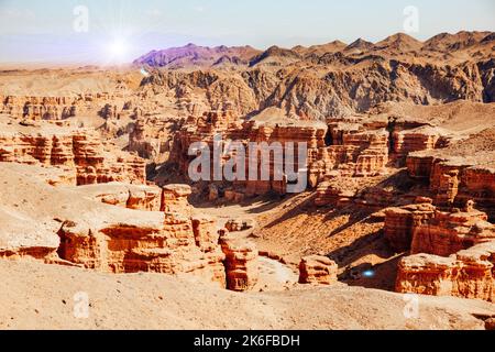 Vista panoramica del Charyn Canyon in Kazakhstan vicino ad Almaty durante l'alba Foto Stock