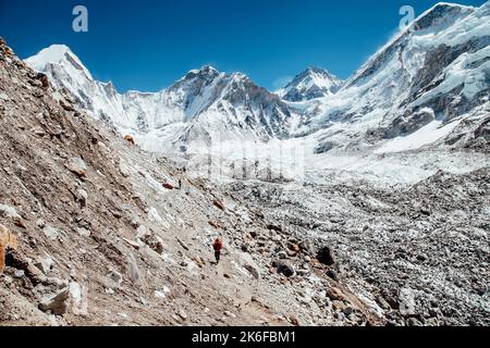 L'epico ghiacciaio di Khumbu sulla strada per l'Everest base Camp nelle montagne Himalaya. Percorso escursionismo EBS. Foto Stock