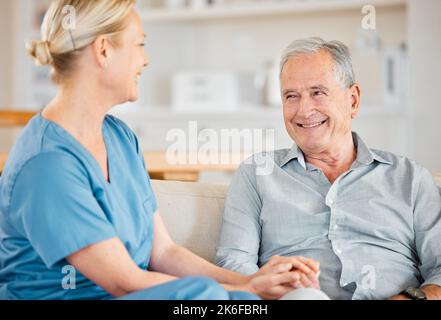 Mi fa molto bene oggi grazie a voi. un'infermiera che si prende cura di un uomo anziano a casa. Foto Stock