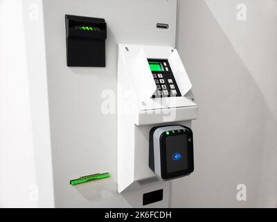 Primo piano del sistema di lettura delle schede ATM con tecnologia NFC. Foto Stock