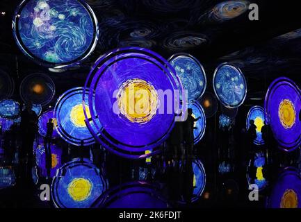 Roma, ottobre 12. 26th Mar, 2023. I visitatori assistono a un'installazione d'arte durante la mostra 'Van Gogh, capolavori del Museo Kroller-Muller' a Roma, 12 ottobre 2022. La mostra durerà fino al 26 marzo 2023. Credit: Jin Mamengni/Xinhua/Alamy Live News Foto Stock