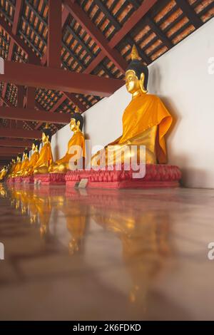 Le immagini del Buddha sono disposte in Wat Phra Mahathat Woramahawihan, Nakhon si Thammarat, Thailandia. Foto Stock