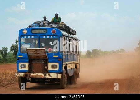 Accra, Ghana - 01 aprile 2022: Colorato mini bus pubblico africano sulla strada polverosa nel cuore del Ghana Foto Stock