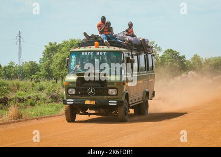 Accra, Ghana - 01 aprile 2022: Colorato mini bus pubblico africano sulla strada polverosa nel cuore del Ghana Foto Stock