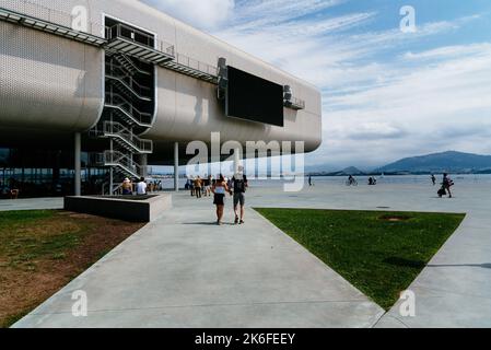 Santander, Spagna - 14 agosto 2022 - il Centro Botin è un centro artistico progettato dall'architetto Renzo piano, vincitore del premio Pritzker. Foto Stock