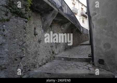 Le foto rappresentano ciò che è oggi e ciò che è stato San Donato di Ninea. Una tappa importante per chi viaggia e vuole scoprire nuovi luoghi Foto Stock