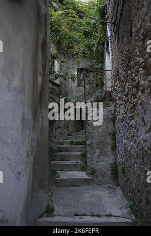 Le foto rappresentano ciò che è oggi e ciò che è stato San Donato di Ninea. Una tappa importante per chi viaggia e vuole scoprire nuovi luoghi Foto Stock