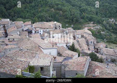 Le foto rappresentano ciò che è oggi e ciò che è stato San Donato di Ninea. Una tappa importante per chi viaggia e vuole scoprire nuovi luoghi Foto Stock