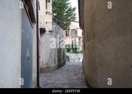 Le foto rappresentano ciò che è oggi e ciò che è stato San Donato di Ninea. Una tappa importante per chi viaggia e vuole scoprire nuovi luoghi Foto Stock