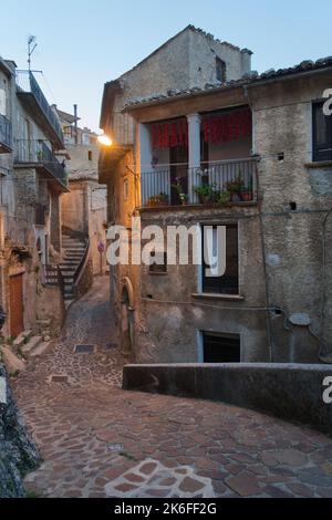 Le foto rappresentano ciò che è oggi e ciò che è stato San Donato di Ninea. Una tappa importante per chi viaggia e vuole scoprire nuovi luoghi Foto Stock