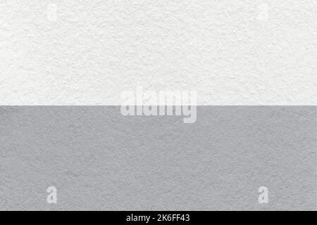 Texture di fondo artigianale bianco e grigio carta, mezzo due colori, macro. Struttura di cartoncino grigio denso vintage. Ci si è sentiti vicino allo sfondo. Foto Stock