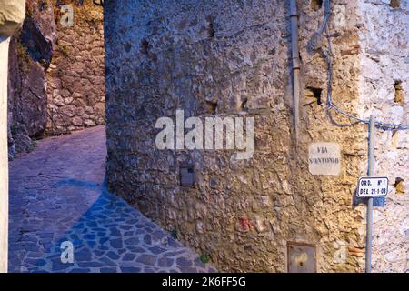 Le foto rappresentano ciò che è oggi e ciò che è stato San Donato di Ninea. Una tappa importante per chi viaggia e vuole scoprire nuovi luoghi Foto Stock