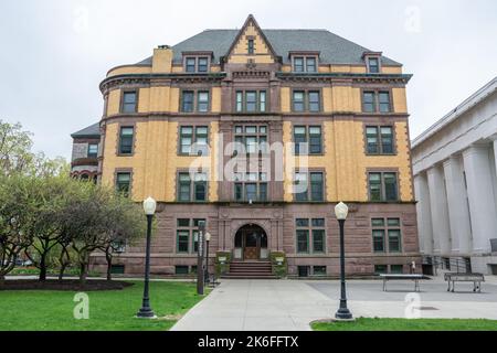 Troy, New York, Stati Uniti d'America – 26 aprile 2017. Russell Sage Hall Building a Troy, New York. Sage Hall è stato costruito nel 1895 dall'onorevole Ru Foto Stock