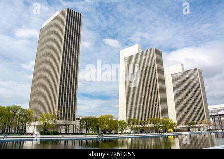 Albany, New York, Stati Uniti d'America – 26 aprile 2017. Agenzie dal 2 al 4 presso l'Empire state Plaza Complex ad Albany, NY. I tre 23-sto Foto Stock