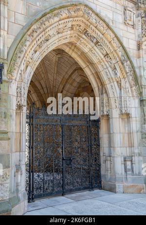 New Haven, Connecticut, Stati Uniti d'America – 28 aprile 2017. Memorial Quadrangle gate sotto la Harkness Tower of Branford College of Yale uni Foto Stock