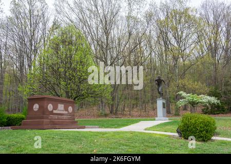 Jim Thorpe, Pennsylvania, Stati Uniti d'America – 30 aprile 2017. Il sito di Jim Thorpe Memorial, con la tomba di marmo e monumento in un parco all'esterno Foto Stock