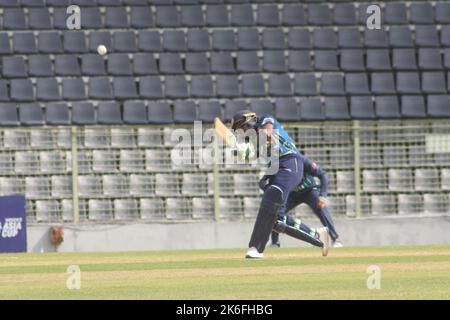 Non esclusiva: 13 ottobre 2022, Sylhet, Bangladesh: Giocatore SriLankan che batte contro il pakistano in una partita semifinale tra Pakistan e Srilanka du Foto Stock