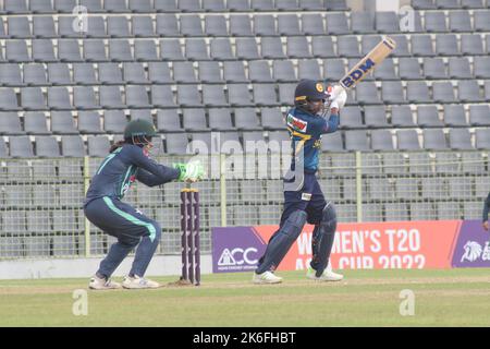 Non esclusiva: 13 ottobre 2022, Sylhet, Bangladesh: Giocatore SriLankan che batte contro il pakistano in una partita semifinale tra Pakistan e Srilanka du Foto Stock