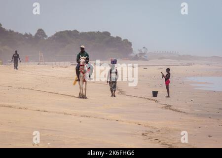 Accra, Ghana - 06 aprile 2022: La gente africana locale che ha divertimento sulla costa sabbiosa dell'Oceano del Ghana Foto Stock