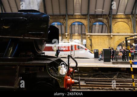 SOLO USO EDITORIALE le opinioni generali del Flying Scotsman accanto al treno Azuma riflettono i treni passati e presenti della London North Eastern Railway (LNER) alla King's Cross Station, Londra. Data immagine: Venerdì 14 ottobre 2022. Foto Stock