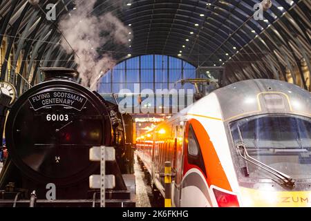 SOLO USO EDITORIALE le opinioni generali del Flying Scotsman accanto al treno Azuma riflettono i treni passati e presenti della London North Eastern Railway (LNER) alla King's Cross Station, Londra. Data immagine: Venerdì 14 ottobre 2022. Foto Stock