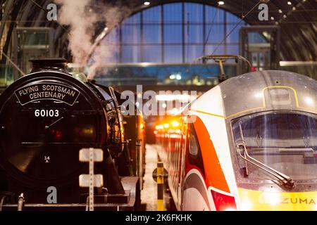 SOLO USO EDITORIALE le opinioni generali del Flying Scotsman accanto al treno Azuma riflettono i treni passati e presenti della London North Eastern Railway (LNER) alla King's Cross Station, Londra. Data immagine: Venerdì 14 ottobre 2022. Foto Stock