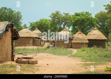 Edifici africani tradizionali realizzati da argilla e paglia nel villaggio del Ghana, Africa occidentale Foto Stock