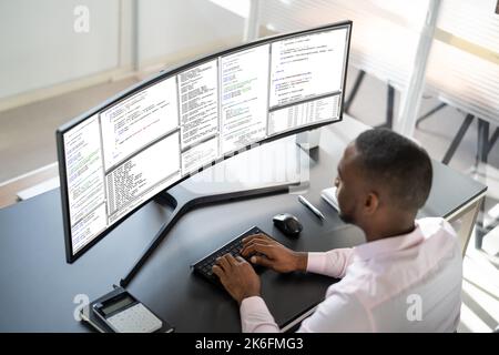 Programmatore Africano Americano uomo che codifica su computer Foto Stock