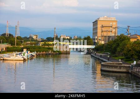 Scenario del canale di Iwase e del paesaggio cittadino di Toyama al tramonto. Foto Stock