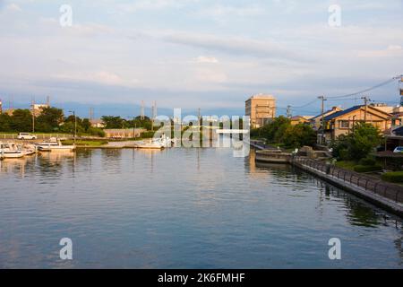 Scenario del canale di Iwase e del paesaggio cittadino di Toyama al tramonto. Foto Stock
