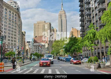 New York City, Stati Uniti d'America – 8 maggio 2017. Vista della 5th Avenue al suo incrocio con Broadway e West 24th Street, a Manhattan, NE Foto Stock