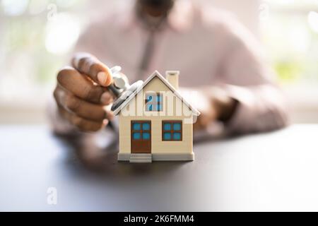 Medico che fa ispezione di Homecare. Controllo proprietà della casa Foto Stock